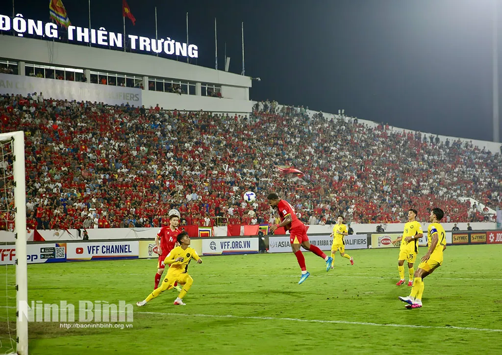 “Chảo lửa” Thiên Trường tiếp sức cho đội tuyển Việt Nam thắng thuyết phục Malaysia 3-1